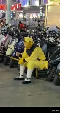 男子装扮成悟空，满腹心事坐在广场边抽烟，网友：都是为了碎银几两