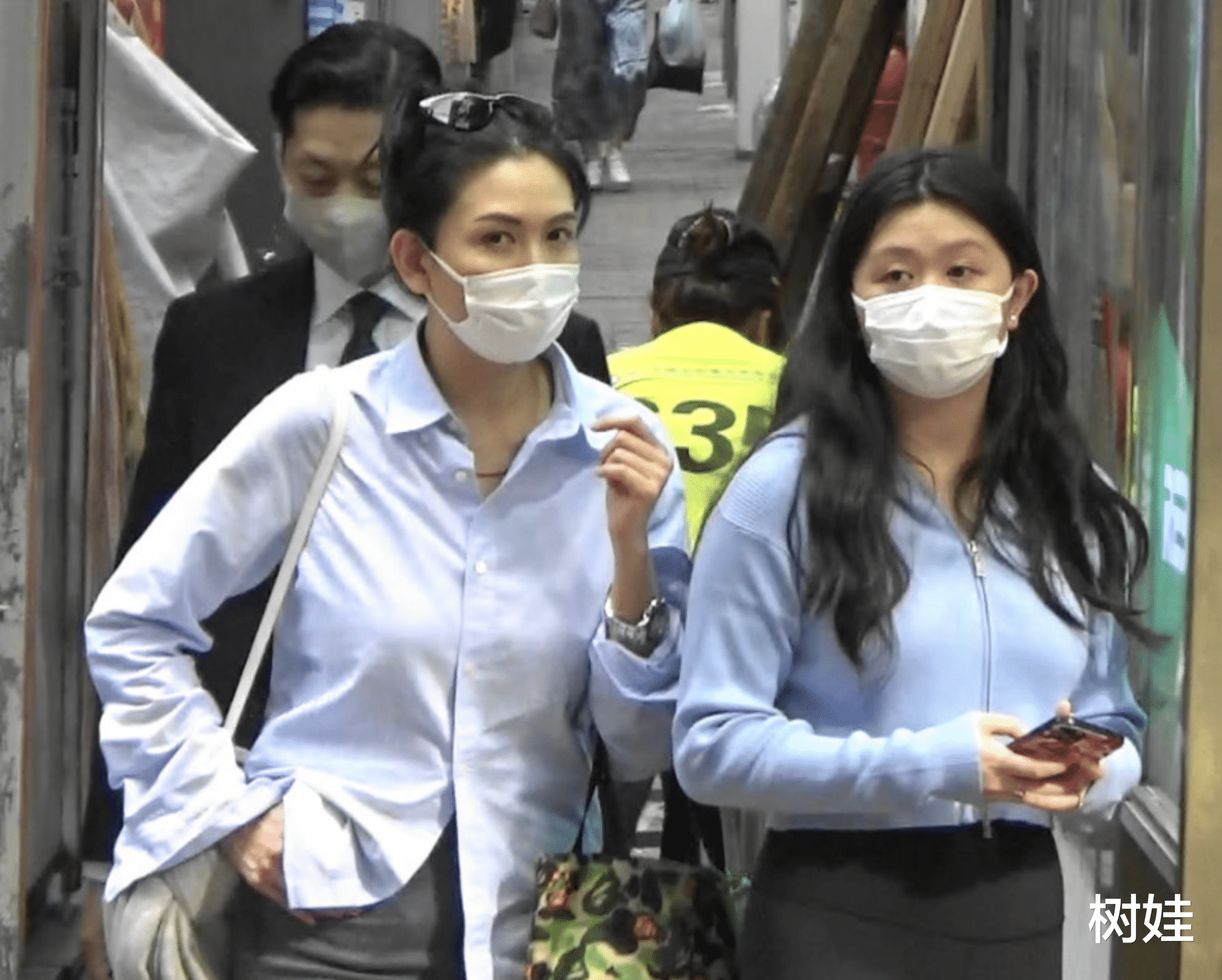 邱淑贞|邱淑贞与17岁次女现身街头，拖鞋配袜子潮范十足，状态比女儿还好