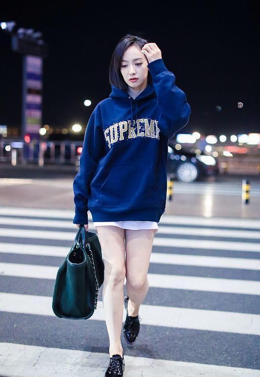 白小白的衣橱|宋茜的“女团”身材让人羡慕，穿露脐卫衣秀“二八”比例，挺美