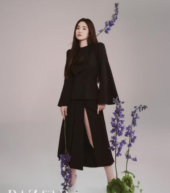 宋慧乔|宋慧乔也是个长腿姐姐！波浪卷发优雅动人，一双美腿特别耀眼