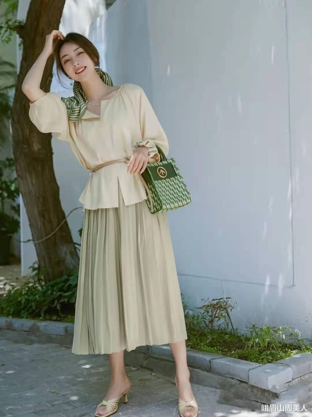 峨眉山周美人|?夏天到了，衬衫+半身裙才最“合拍”，气质又时髦，小个子都爱了