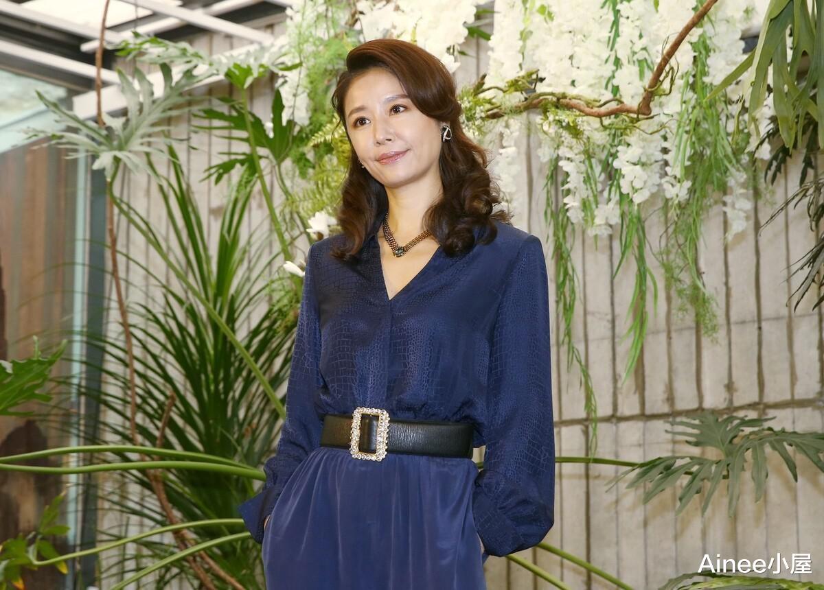Ainee小屋|林心如当妈后更成熟了，一身藏蓝色连身裤挺高级，发型有点拖后腿
