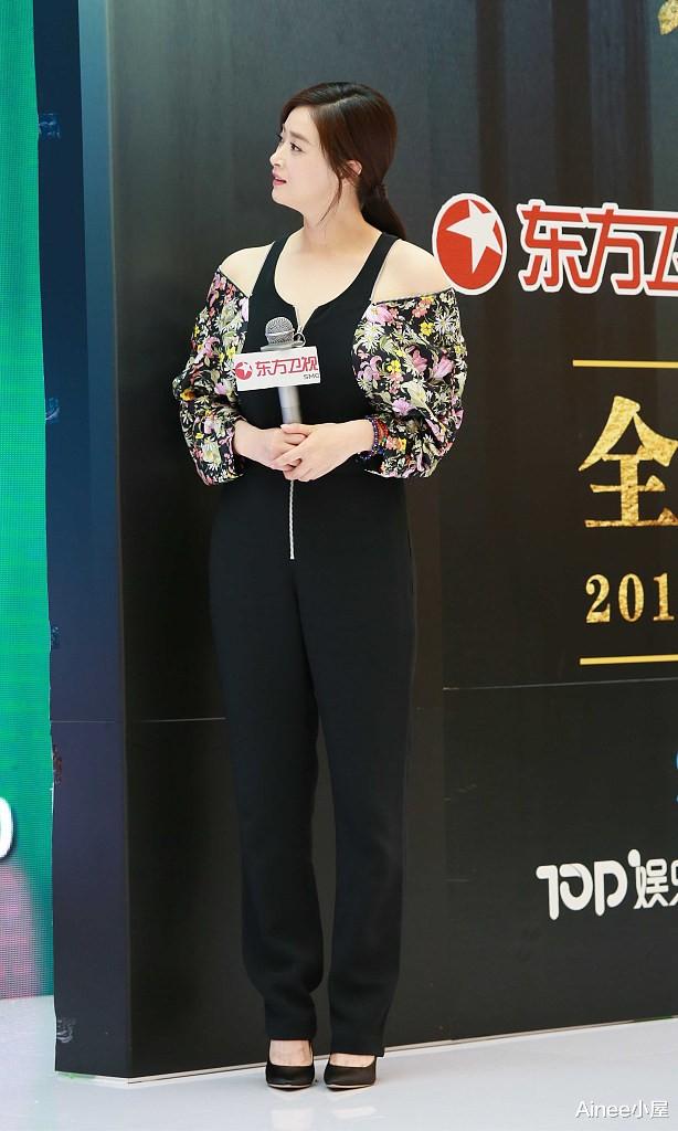 蒋欣|蒋欣虽然有点壮，但挺爱“露肩”的，穿拼接连体裤看着挺妩媚