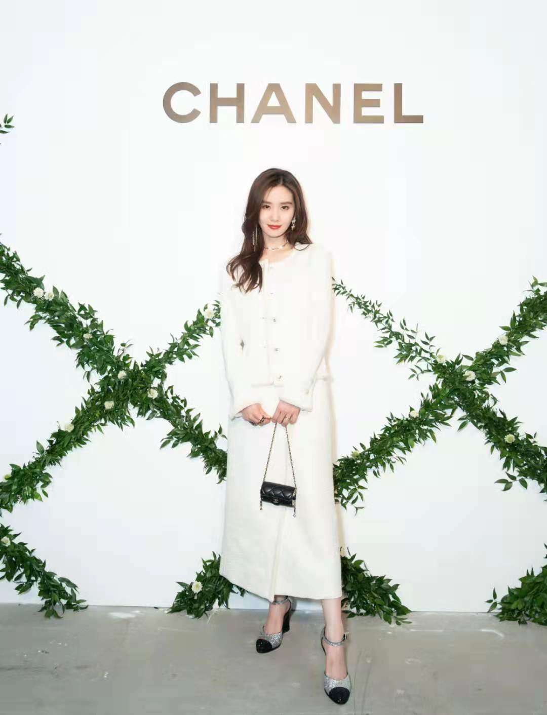 刘诗诗|刘诗诗海边大片像拍偶像剧！穿白衬衫骑单车长发飘飘，笑容比蜜甜