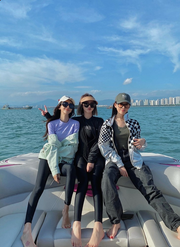 Angelababy|Angelababy与闺蜜出海游玩,大秀迷人马甲线,这次不会遇到前任了