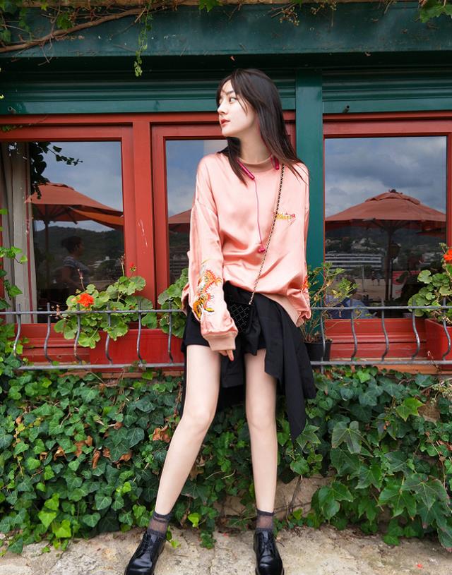 迪丽热巴|有种“魔法”叫迪丽热巴的袜子,明明能摸到,穿上却只剩一层滤镜