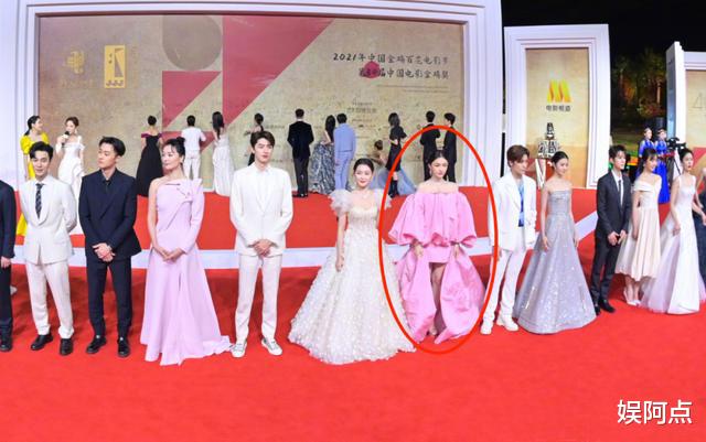 张小斐|金鸡红毯秀大比拼：李宇春林允佟丽娅“翻车”，张小斐秀出古典美