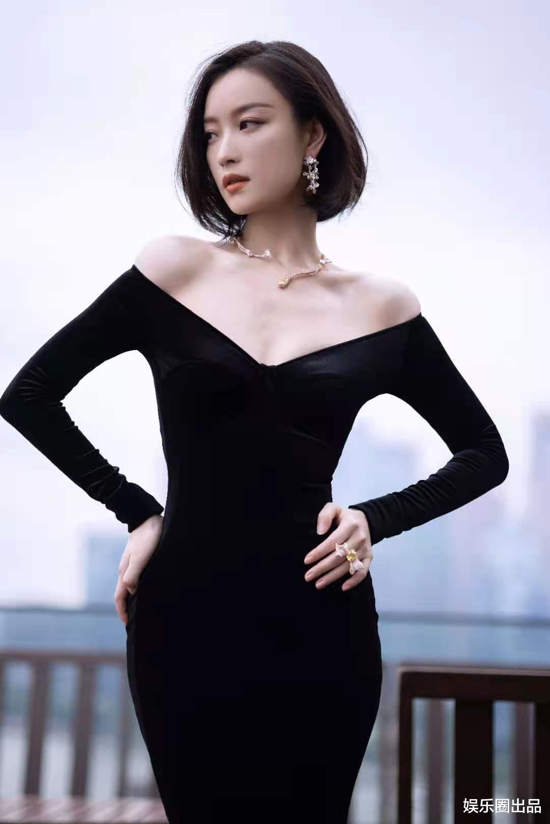 吴亦凡|倪妮的“原装身材”真美，穿露肩黑裙在天台拍照，曲线美让人羡慕