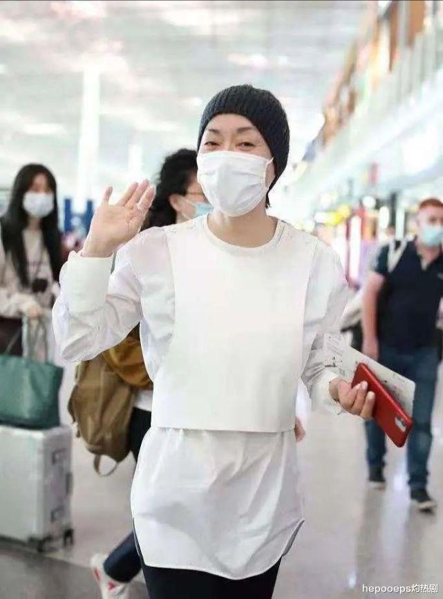 毛阿敏|毛阿敏也学倪萍老了减肥，脸干瘪消瘦，但这打扮比年轻人还时髦！
