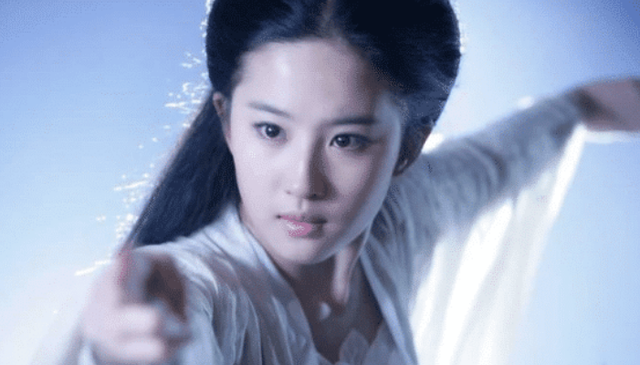 刘亦菲|为何刘亦菲从不接清宫戏？当她换上“甄嬛装”，网友：出场即剧终