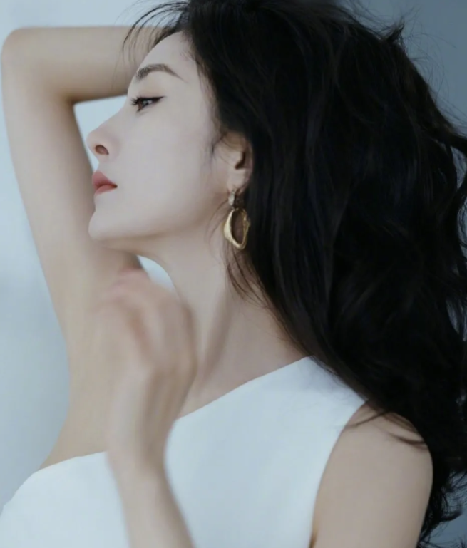 周深|“记吃不记打”？杨幂最新美照曝光，白色长裙露肩又露腰