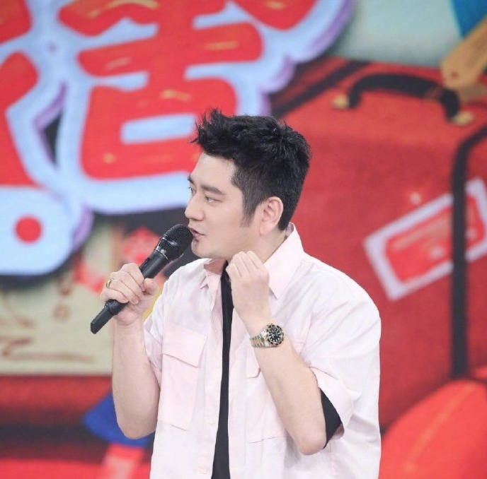 何炅|七代导演炮轰何炅：祸害青少年，呼吁广电总局将何炅逐出娱乐圈