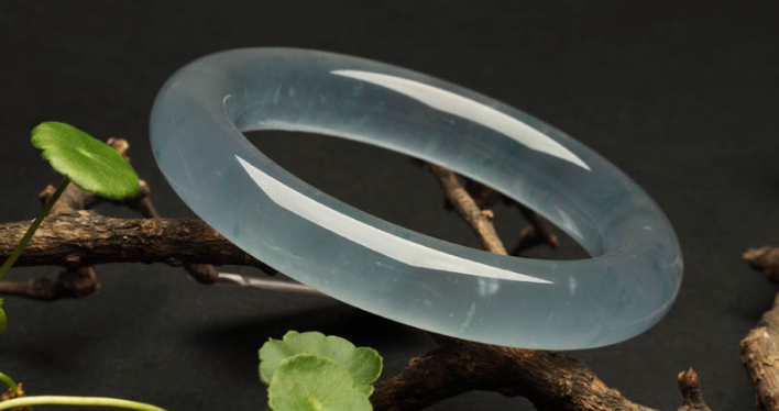 |民歌天后汤灿复出?面对镜头干干净净,曾经是“翡翠娘娘”!