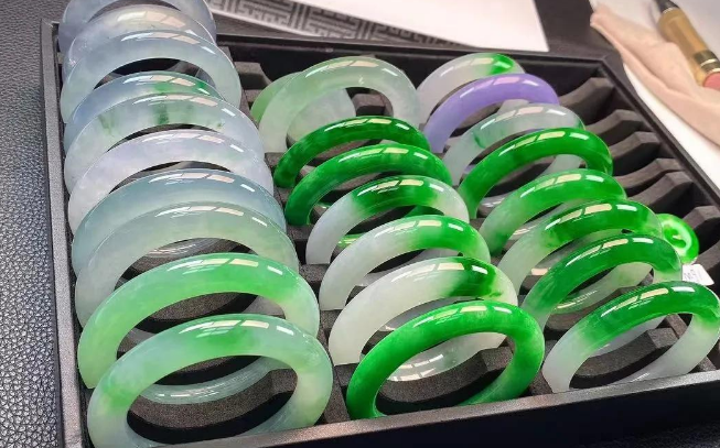 翡翠手镯|翡翠和玉有什么区别？怎样看一块翡翠的好坏？又如何选翡翠手镯？