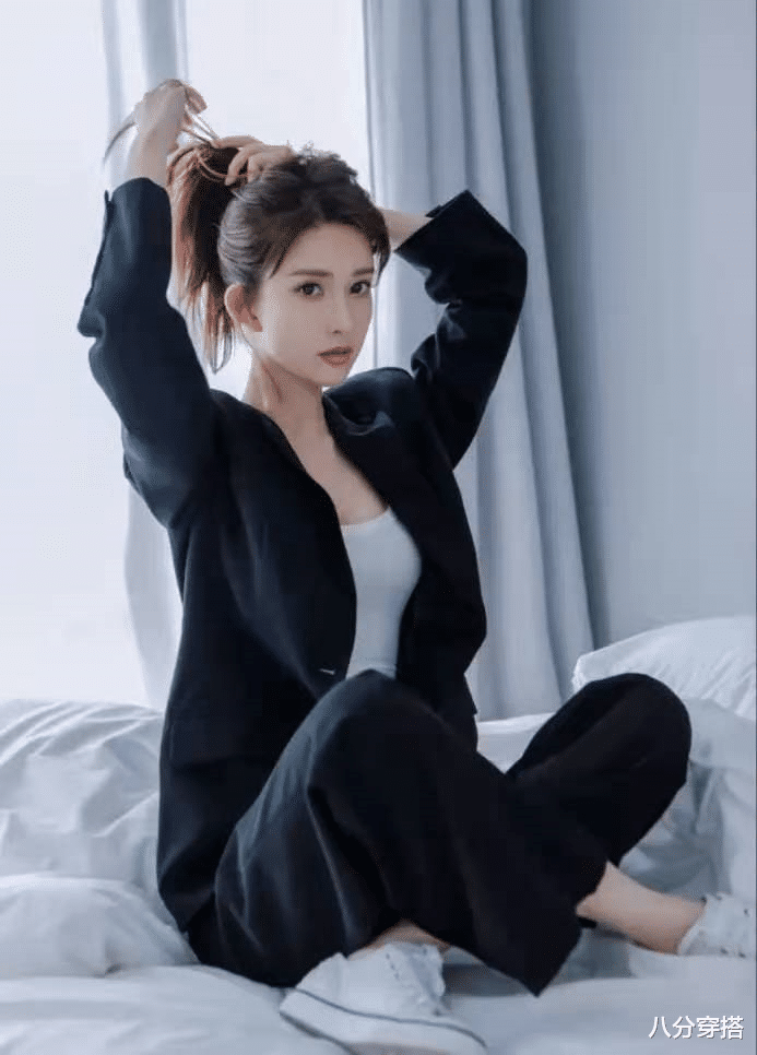 八分穿搭 孟子义认真打扮起来真美!一袭抹胸长裙亮相优雅高贵,高挑精致