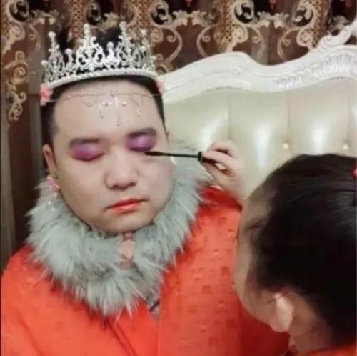 女儿趴在父亲身上打闹,母亲看后却暴跳如雷,网友直呼:越界了