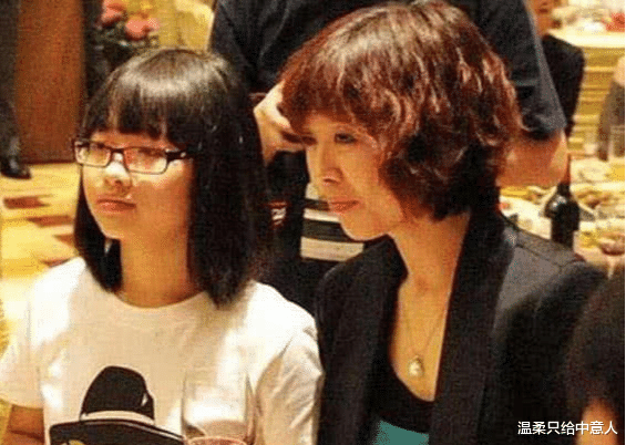 刀郎|49岁刀郎近照，二婚老婆是我们熟悉的她，长得年轻貌美