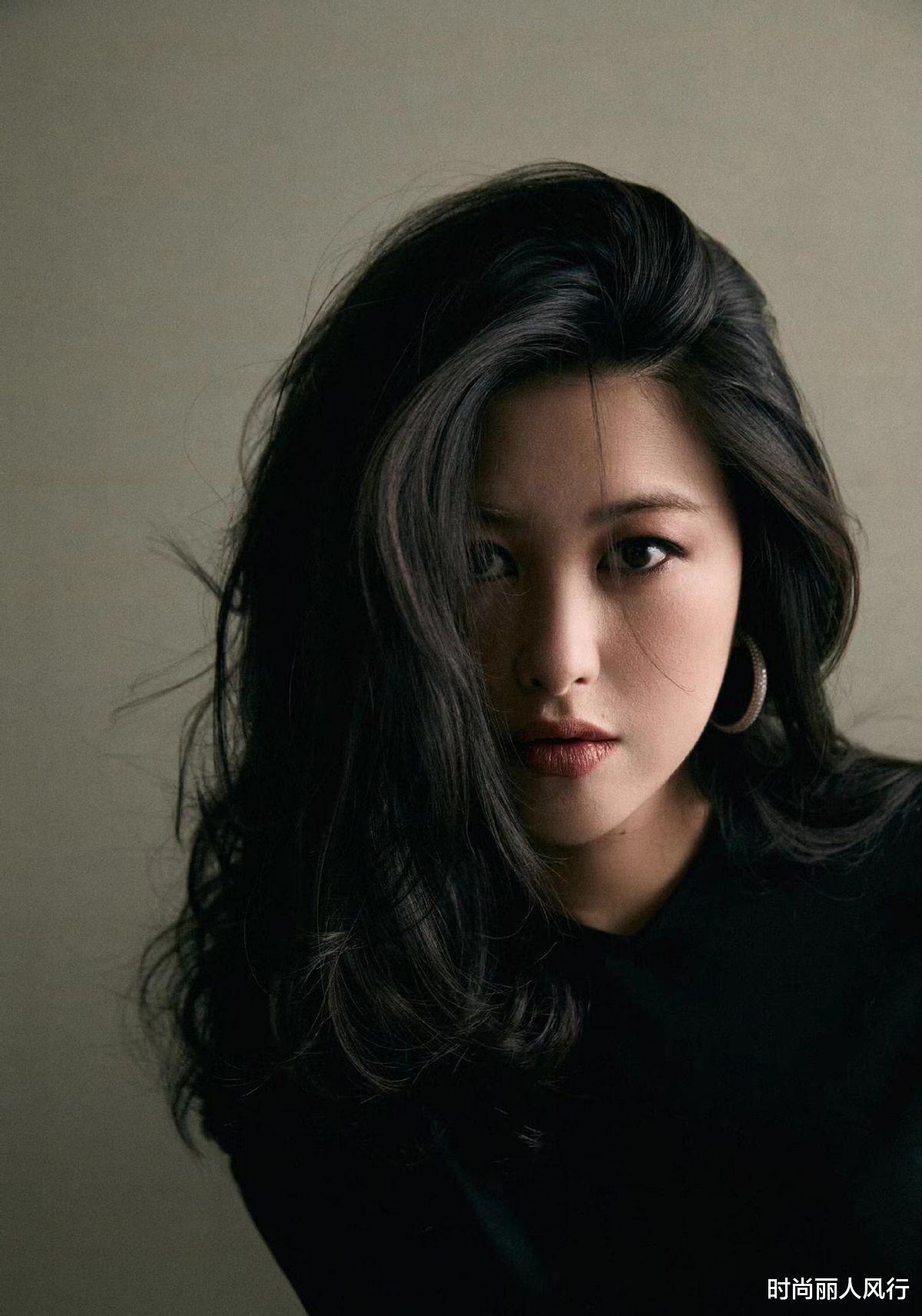 时尚丽人风行 朱珠产后首次公开亮相!穿黑裙戴鸽子蛋有豪门范,正式复出排场大