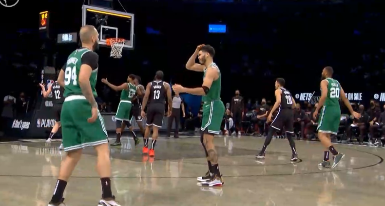 詹姆斯·哈登|惨烈！哈登球衣被扯烂，塔图姆争议犯规激怒球迷：集体怒喷裁判太烂