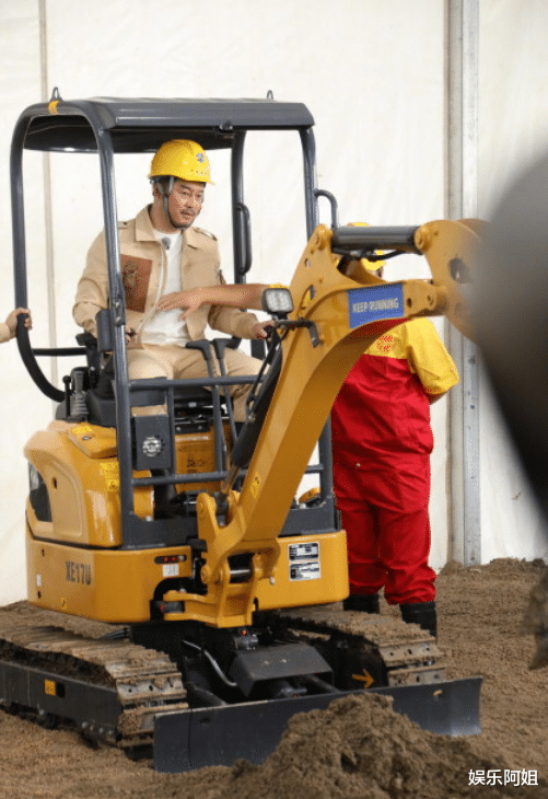 林一|跑男全员开挖掘机路透出炉！Baby呆萌，白鹿专业，林一氛围感绝了
