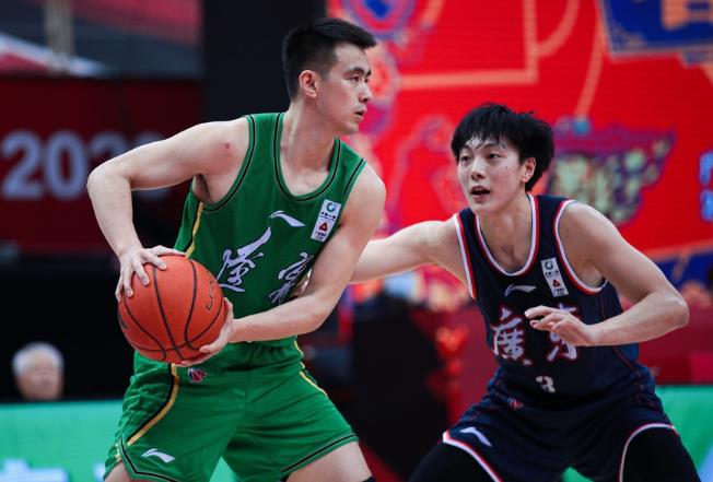 廣東男籃|11連勝登頂！廣東隊(duì)獲勝之夜，杜鋒扶起球隊(duì)功臣，徐杰暗淡無光