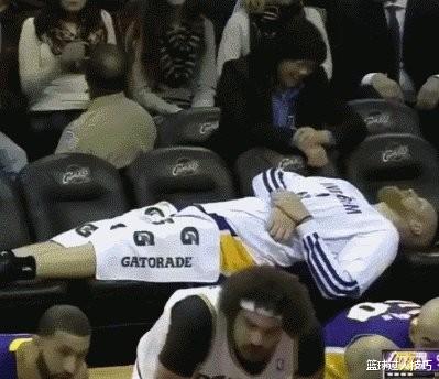 卡曼|球员打瞌睡都啥样?胖虎比赛瞌睡像上课钓鱼,卡曼把替补席当床睡