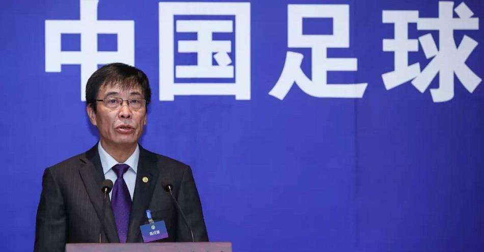 男儿志在远方|3万锐减到7千!中超的遮羞布,昨晚被无情撕下,足协还要画饼吗?