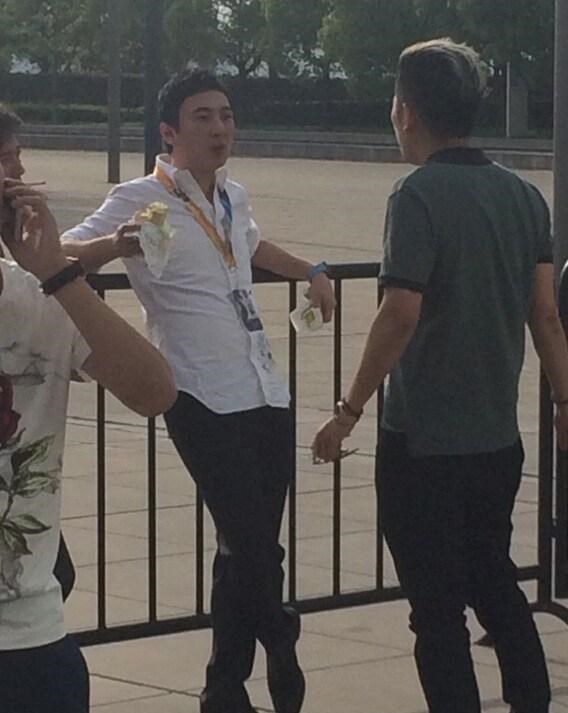 发型师 聪哥的脾气真好，发型被剪丑也不生气，还和比自己帅的发型师合影