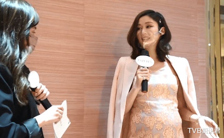 二胎|宣布二胎后首次现身！TVB人气花旦挺六个月孕肚，脚踩高跟鞋亮相