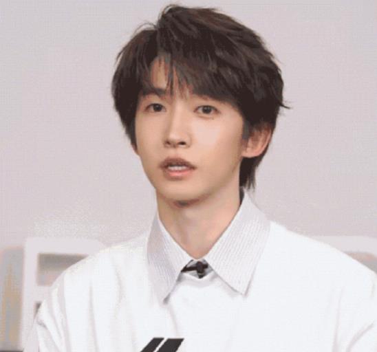 鞠婧祎|男版鞠婧祎因外形被主播吐槽，曾敷手膜妆容精致，今露出自然肤色