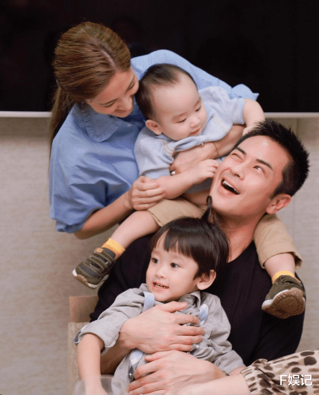 董子健|郑嘉颖夫妇带大儿子去逛街 儿子突然走出马路夫妻俩反应快马上拉着