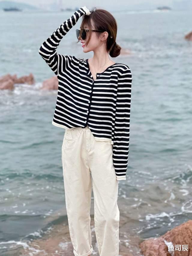 鱼司辰|气质不分年龄，蕾丝小开衫＋卡其色短裤，性感又有女人味