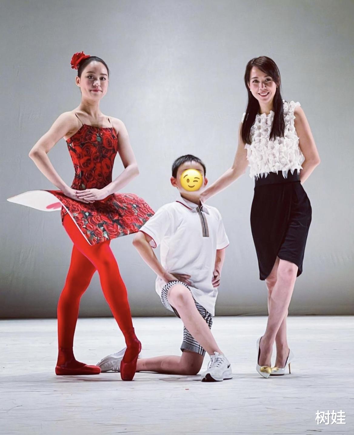 吕丽君|吕丽君携家人捧场女儿演出，11岁儿子罕见露脸，身材偏瘦手脚修长