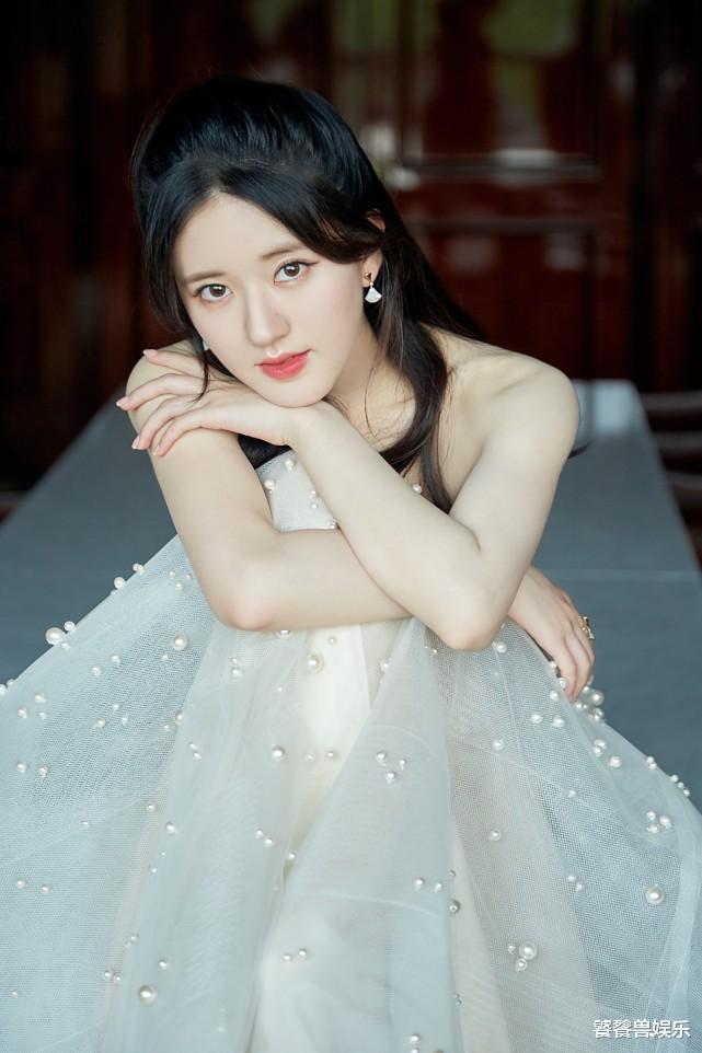 赵露思|赵露思转发王思聪相关微博，成一线吃瓜群众，网友：95花又手滑了