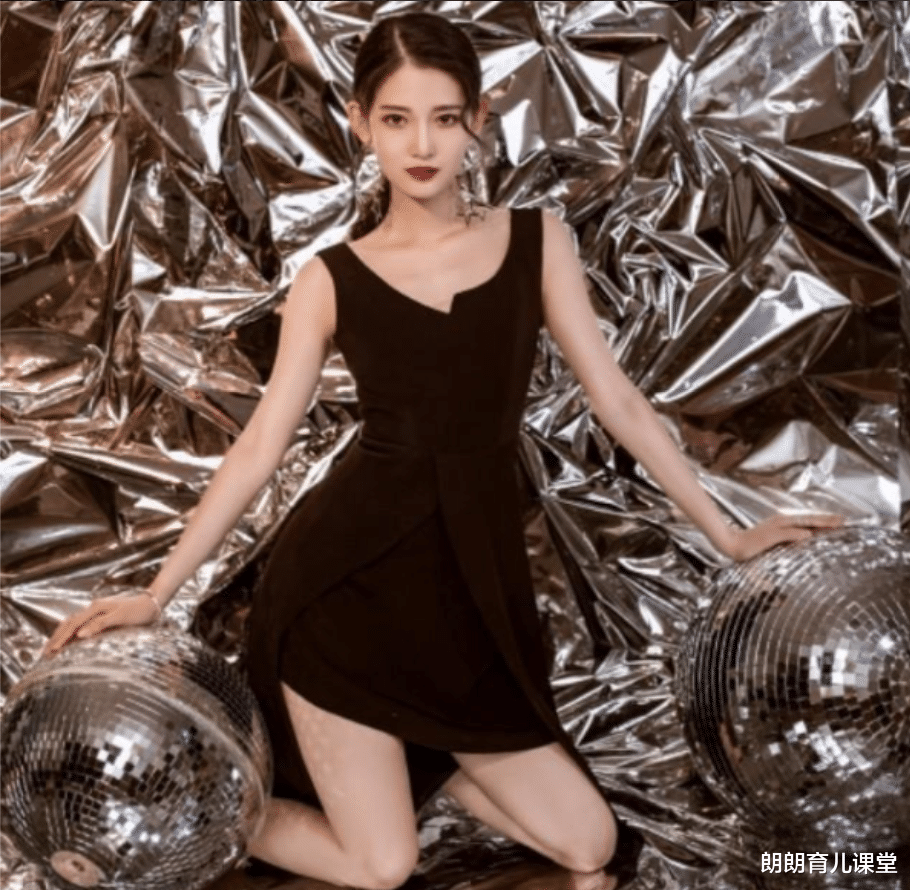 校花|北大校花“毕业照”走红，长相神似“李沁”，网友直呼：等你出道