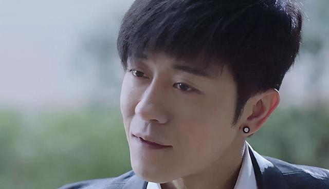 豪门|亲妈是导演，干妈也是导演，20年都没捧红他，娶妻改名后竟然火了