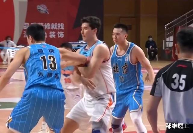 阿布|爭議！王驍輝肘擊周琦，朱彥西肘擊阿布都，裁判均無表示