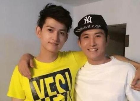 娱乐圈|他意外将弟弟带进娱乐圈,如今弟弟功成名就,而他自己却不温不火