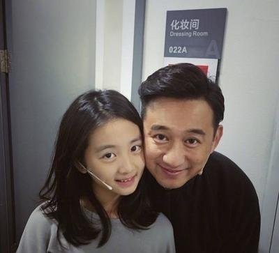 黄磊|有种放养叫做黄磊，女儿打耳钉染发都不管，成绩单暴露真相