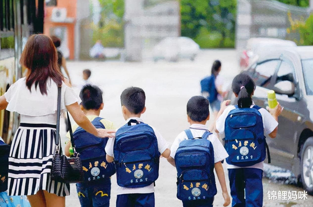 锦鲤妈咪|骑自行车接娃很丢脸？幼儿园门口的“鄙视链”，有必要存在吗？