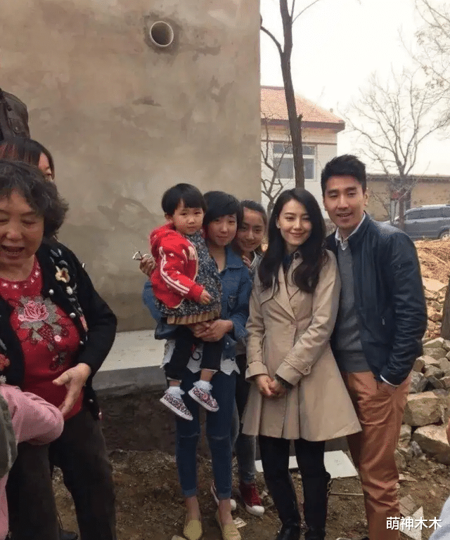 杨超越|明星返乡待遇各不同：杨超越刘嘉玲少人识，草根明星人气最旺