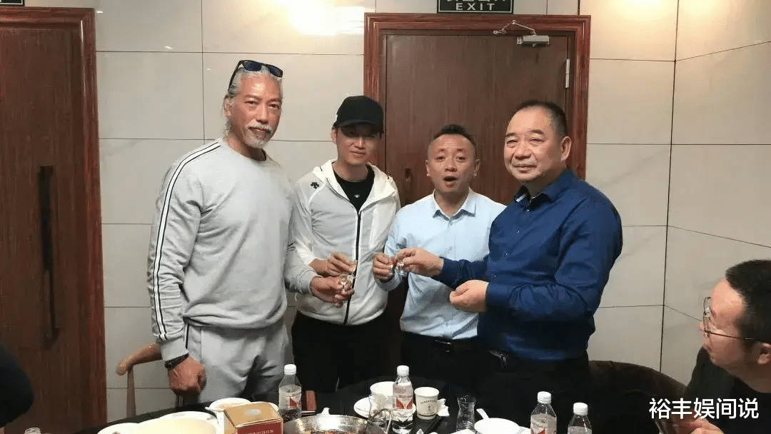 张耀扬|57岁张耀扬复出捞金？与酒厂工作人员聚会喝茅台，餐桌上一片狼藉