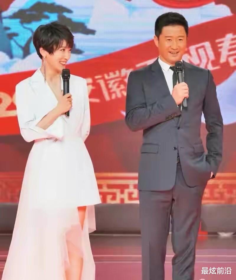 西装 吴京老婆美得很耐看！西装搭配裙子干练又优雅，短发也很有女人味