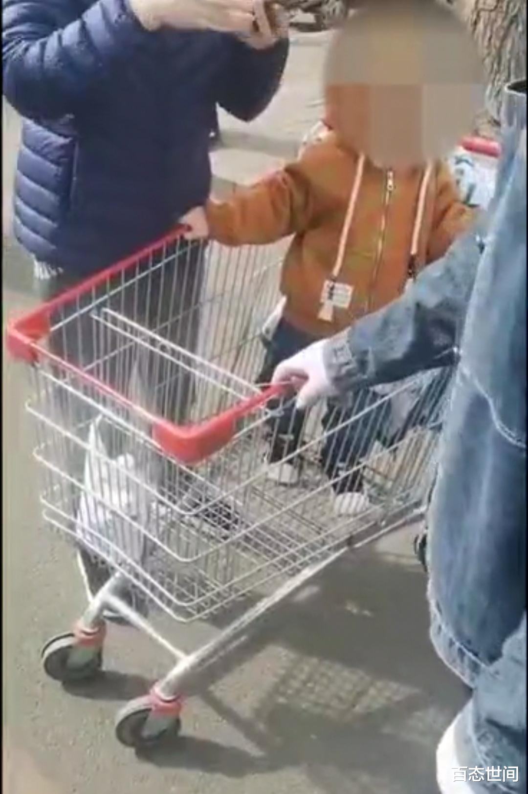 百态世间 齐齐哈尔女子要把超市购物车推回家被拦，报警谎称有人劫持她孩子