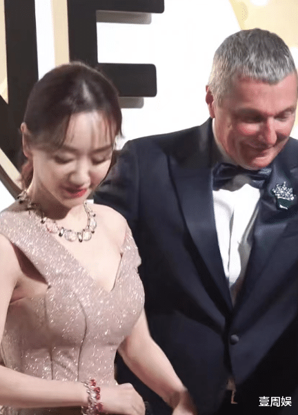 杨蓉|40岁杨蓉出席活动捞金，老外的一个举动，把她吓到现场尖叫！