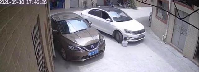 浪哥影视解说 佛山一幼童被粗心妈妈临时放在路中央,被刚巧经过的轿车碾压而过