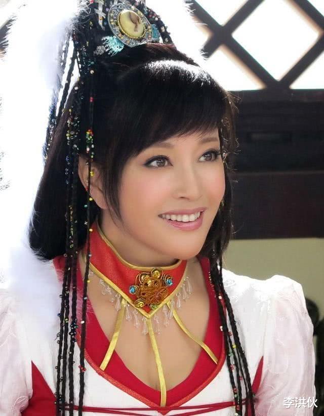 刘晓庆|68岁刘晓庆沉迷扮嫩，本想穿印花裙子彰显活力，被旗袍老奶奶碾压