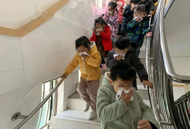 两口育儿|蚊香引起地面着火，8岁男孩冷静应对的行为，让众人自愧不如