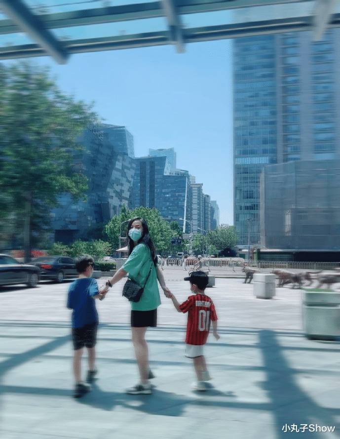 李佳|靳东老婆李佳久违晒娃,休闲打扮秀纤细大长腿,二婚嫁靳东被宠溺