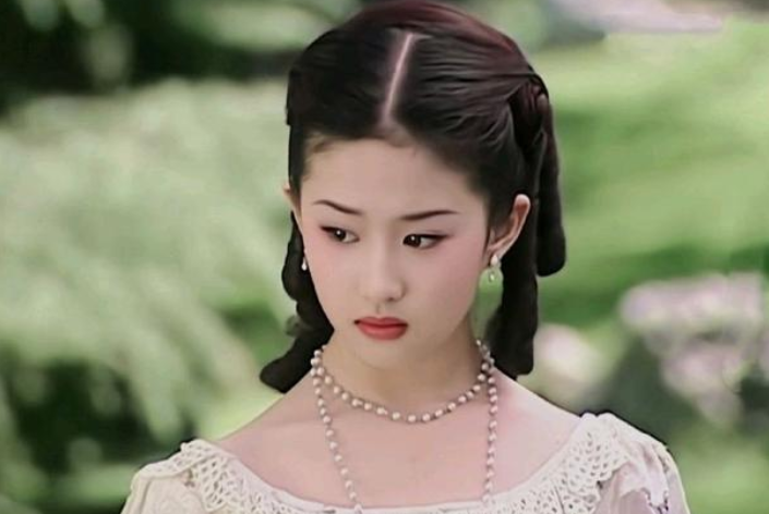 刘亦菲|美人在骨不在皮，刘亦菲的这个大黑袄，完美诠释了时尚度全靠脸